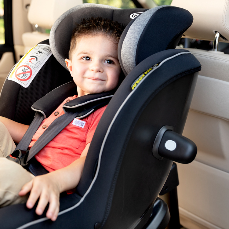 Kleiner Junge sitzt im Kindersitz Graco Ascent™ mit True Shield Safety Surround Seitenaufprallschutz