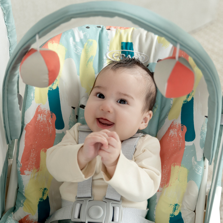 Baby genießt die Zeit in der elektrischen Babyschaukel Graco Baby Delight