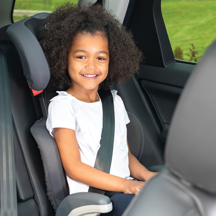Bambina seduta nel seggiolino auto Graco Junior Maxi con poggiatesta regolato alla sua altezza