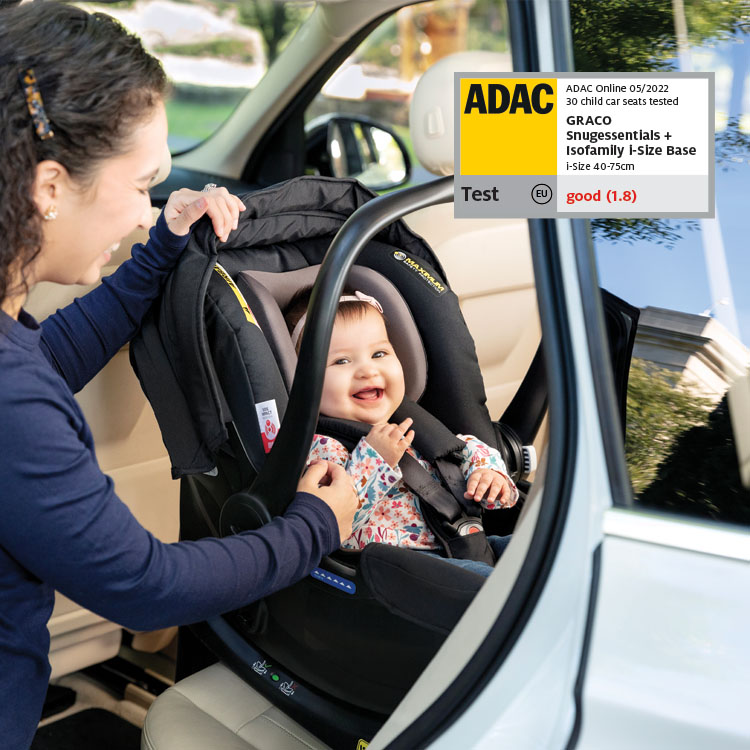 Bébé attaché dans le siège auto Graco SnugEssentials i-Size avec le logo ADAC