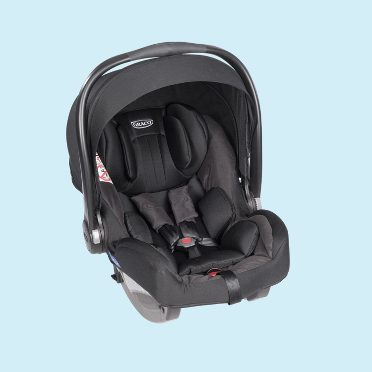 Siège auto bébé Graco SnugRide i-Size, noir minuit, image de trois quarts avec un fond bleu ciel