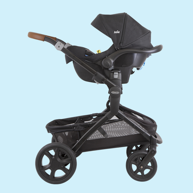 Babyschale der Marke Joie mit Universaladapter am Gestell des Kinderwagens Graco Near2Me Elite befestigt